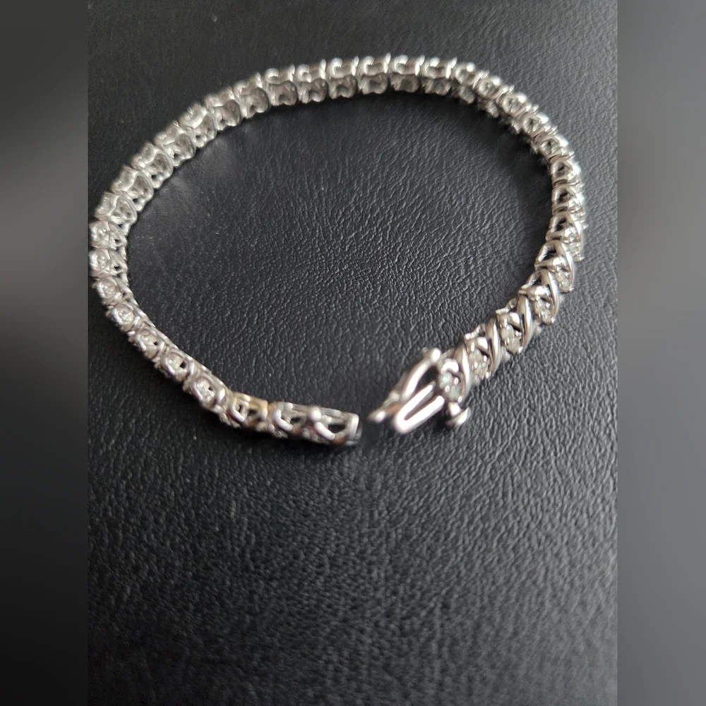 NEW WOMENS 10 K WHITE GOLD WITH 1 CT GENUINE DIAMONDS 7 in LONG TENNIS BRACELET - Picture 2 of 5